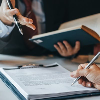 اهمیت-داشتن-وکیل-در-معاملات-بزرگ