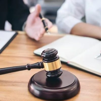 اهمیت-صداقت-در-انتخاب-بهترین-وکیل