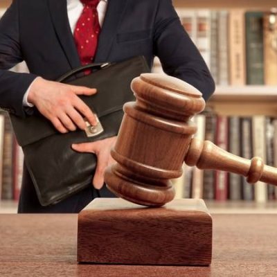 اهمیت-کارنامه-موفق-وکیل-در-انتخاب-او