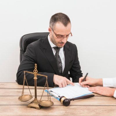 بهترین-وکیل-برای-مشاوره-حقوقی-آنلاین