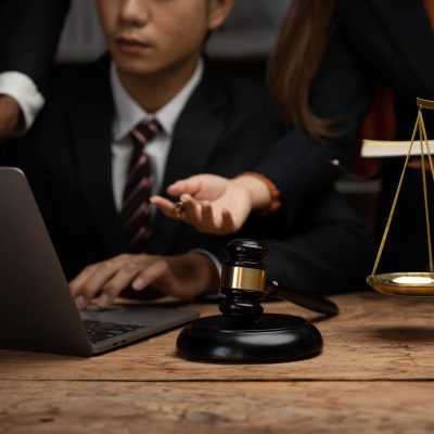 چطور-وکیل-خبره-برای-مشکلات-مالی-پیدا-کنیم؟